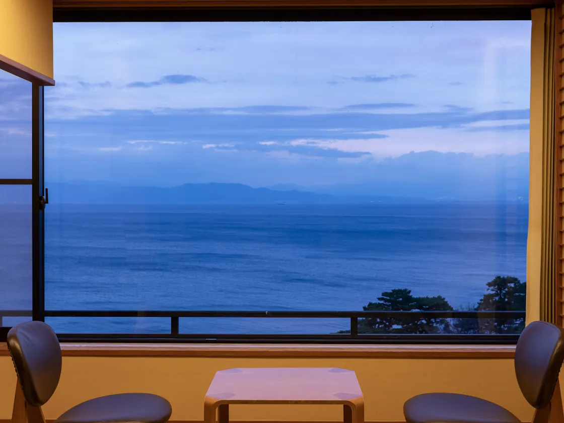 最上階の次の間付き和室からの海景色