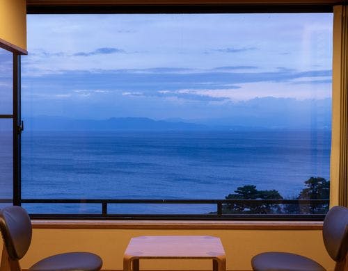 最上階の次の間付き和室からの海景色