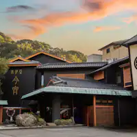 ลักษณะภายนอกยามพลบค่ำ