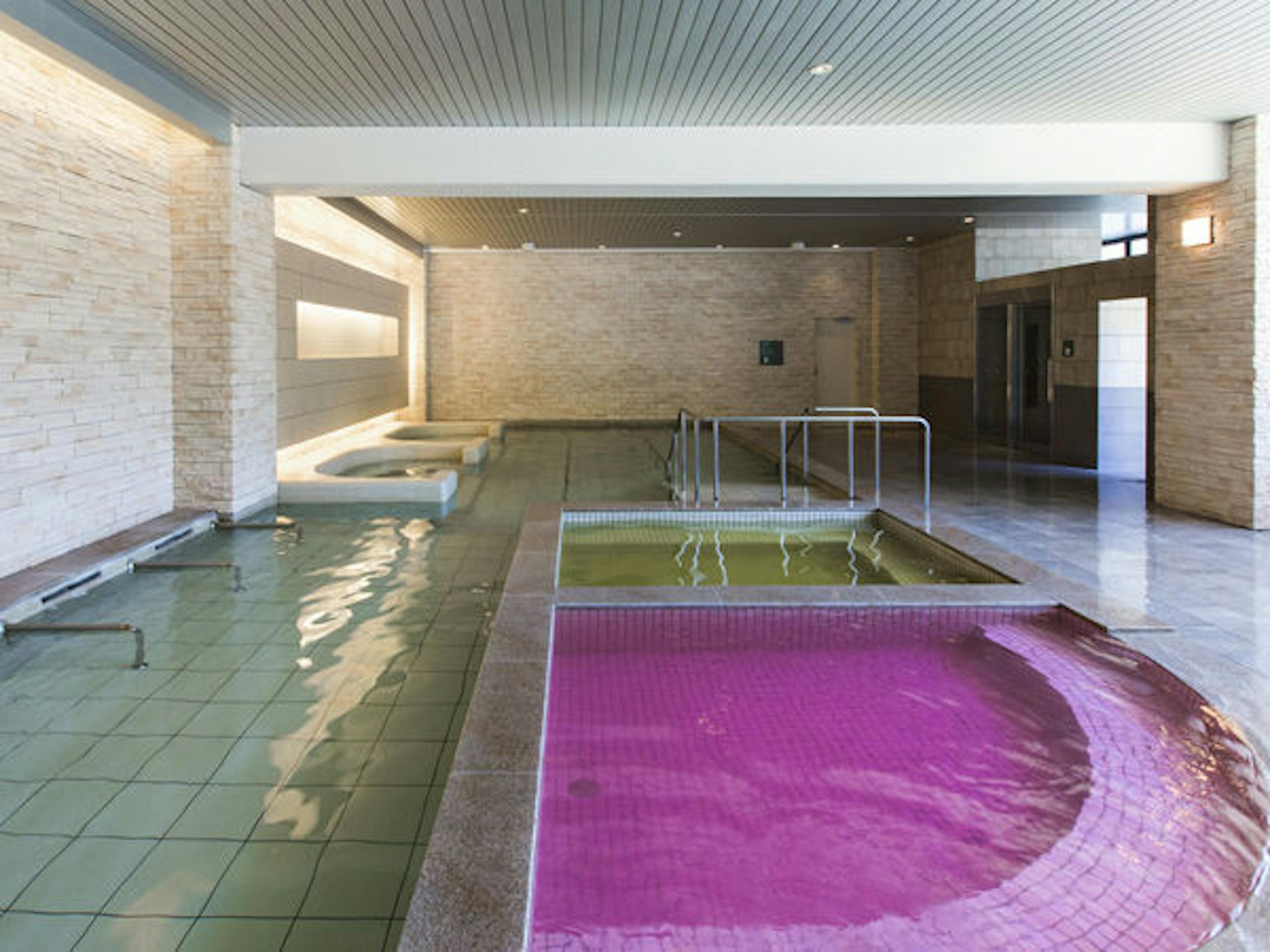 【緑の風リゾートきたゆざわ】大小様々な浴槽の大浴場