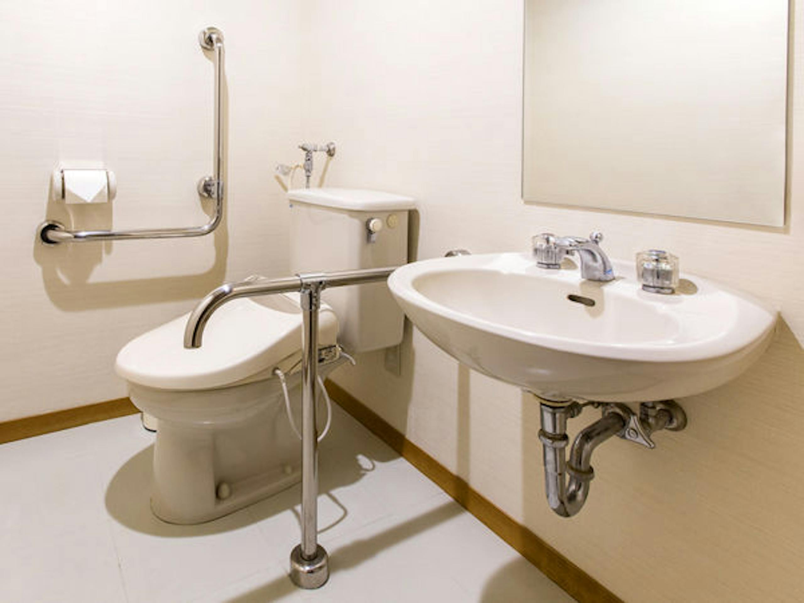 【緑の風リゾートきたゆざわ】ユニバーサルスタンダードルーム（定員４名・38平米・一部段差あり）のトイレ