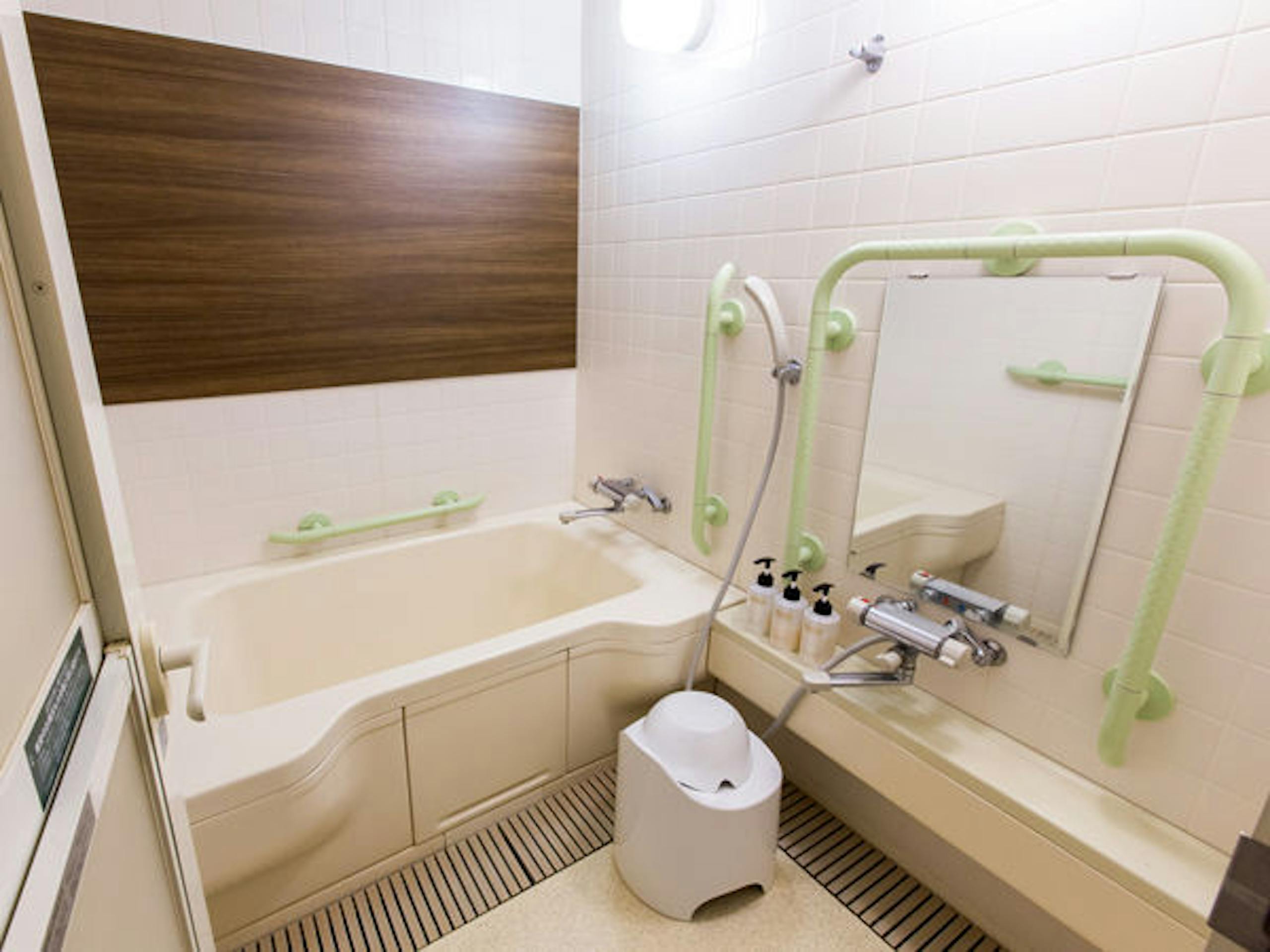 【緑の風リゾートきたゆざわ】ユニバーサルスタンダードルーム(定員4名・38平米・一部段差あり)の浴室