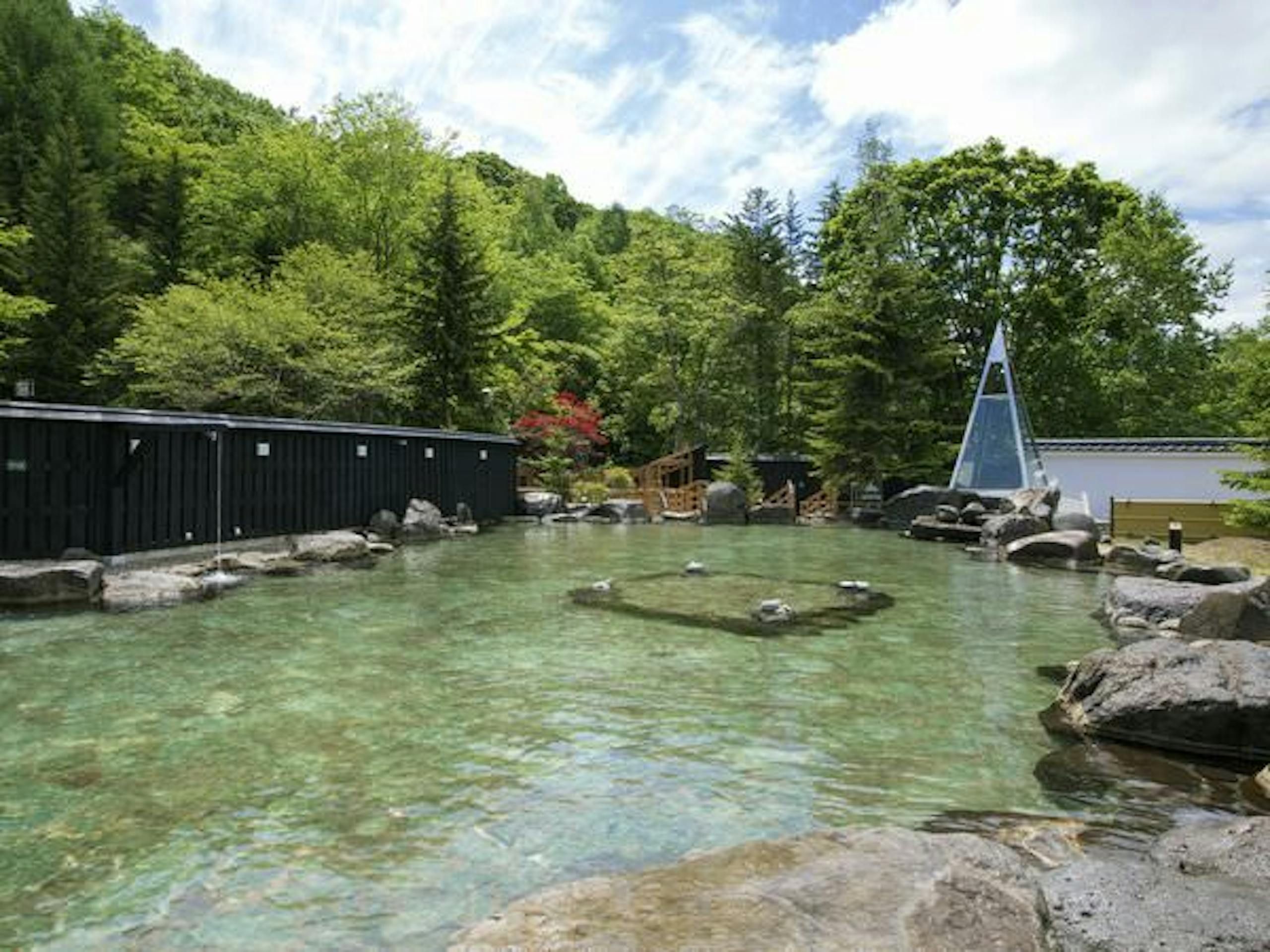 【緑の風リゾートきたゆざわ】約500平米の大露天風呂