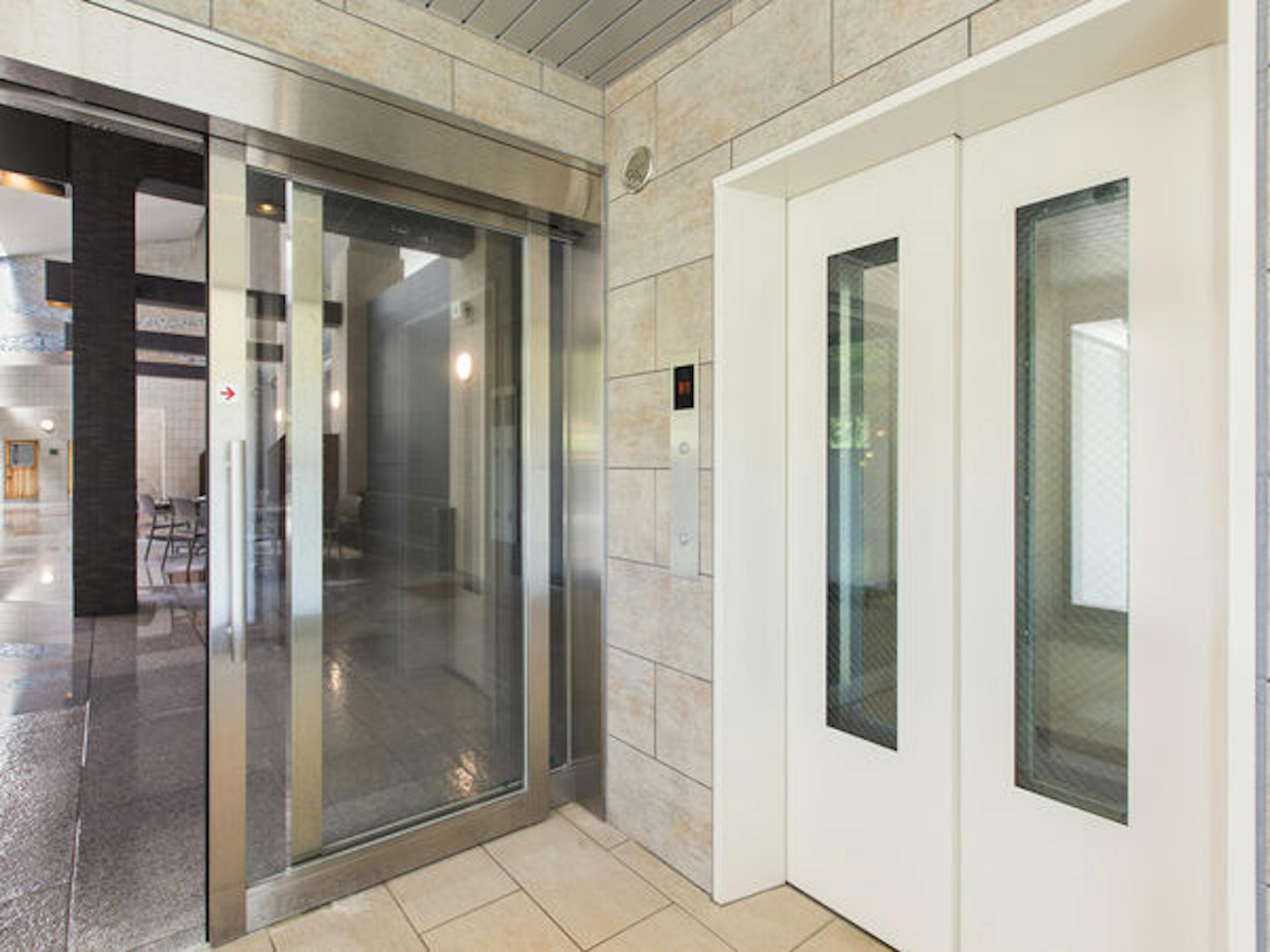 【緑の風リゾートきたゆざわ】１階から地下１階への温泉への浴場内エレベーター