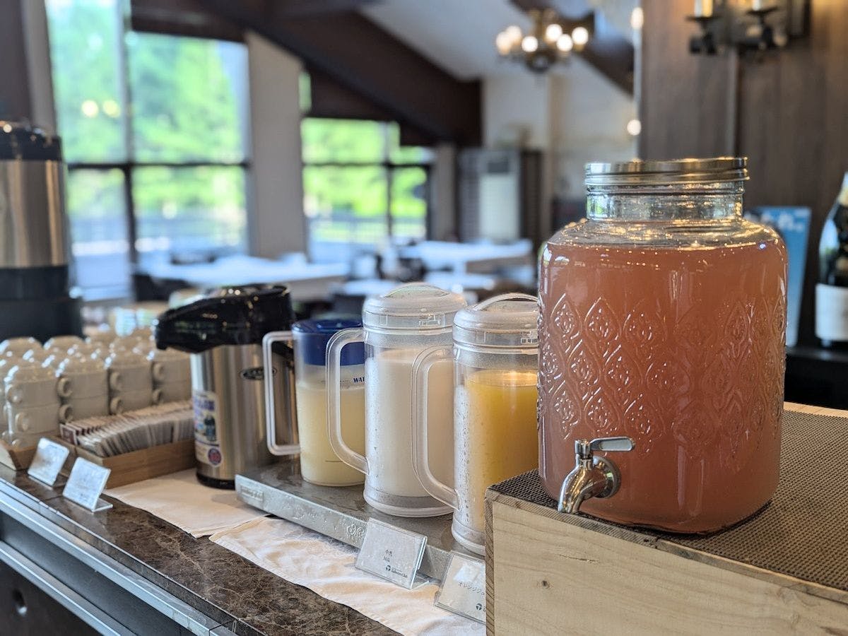 【直前予約でもお得】1名様3000円オフ！緑を見渡すレストランで彩り豊かな朝食を／朝食付