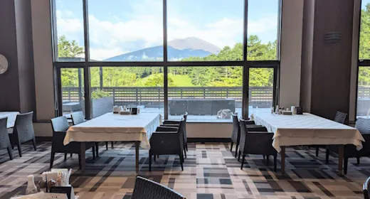 【直前予約でもお得】1名様3000円オフ!緑を見渡すレストランで彩り豊かな朝食を/朝食付