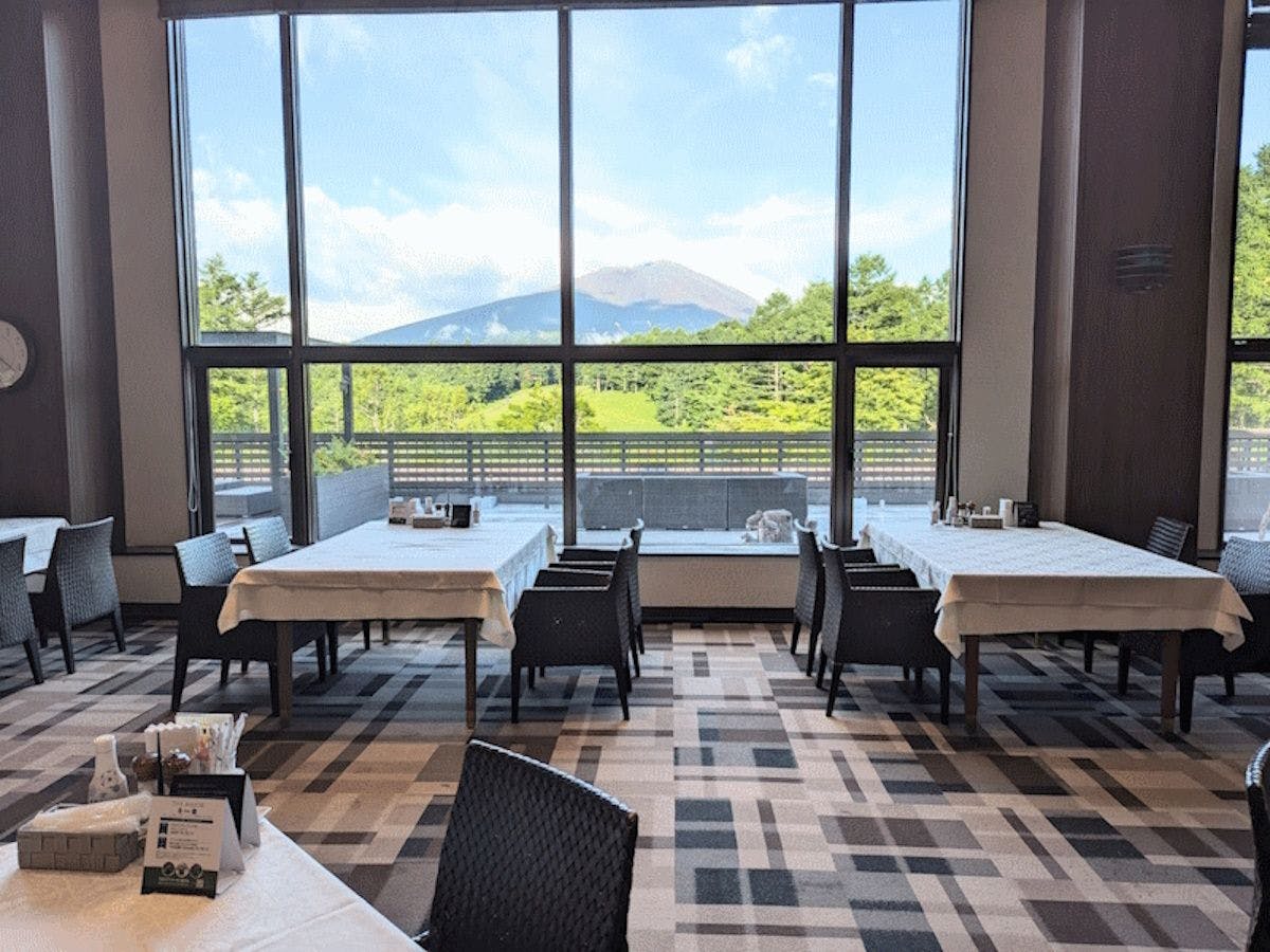 晴天時朝食会場からは浅間山も　※眺望例