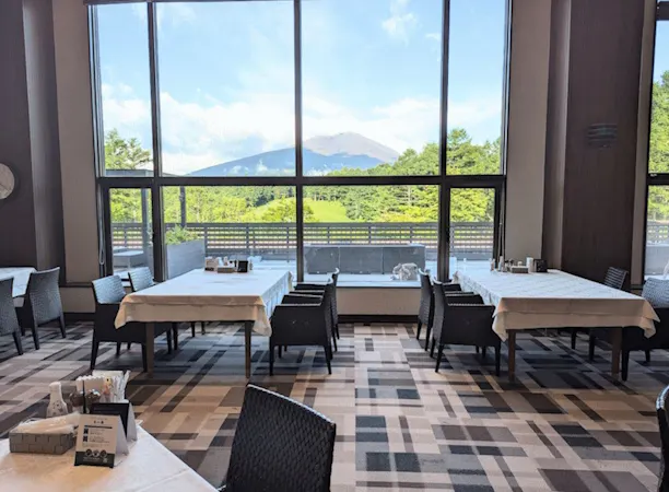 晴天時朝食会場からは浅間山も ※眺望例