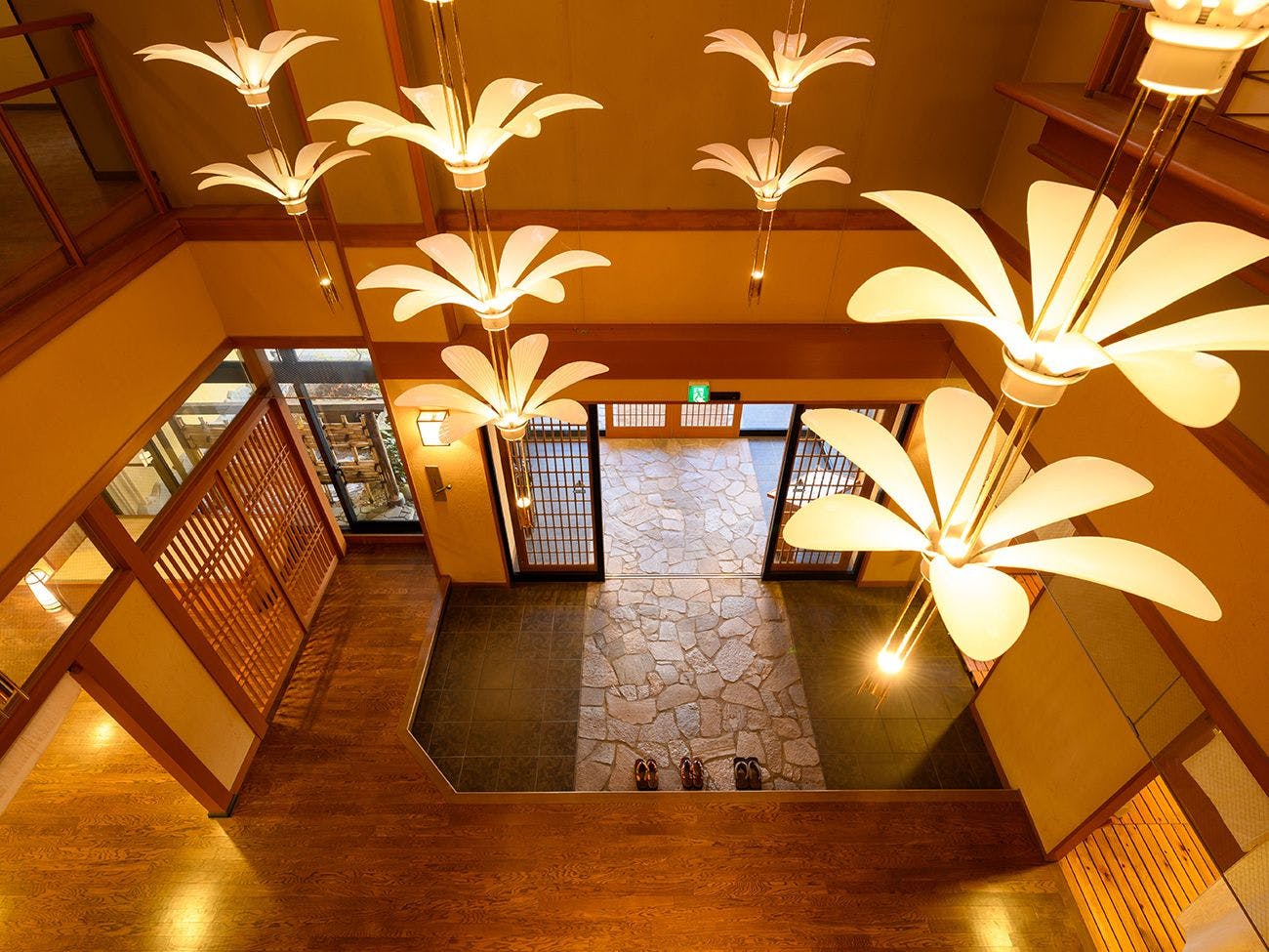 エレベーターホール正面の吹き抜け