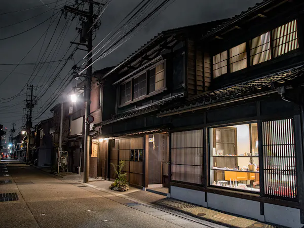 【金沢美食プラン】人気の鮨処で安心のご夕食を(館外・提携店にて)街へ出て金沢の寿司を満喫!(1泊2食