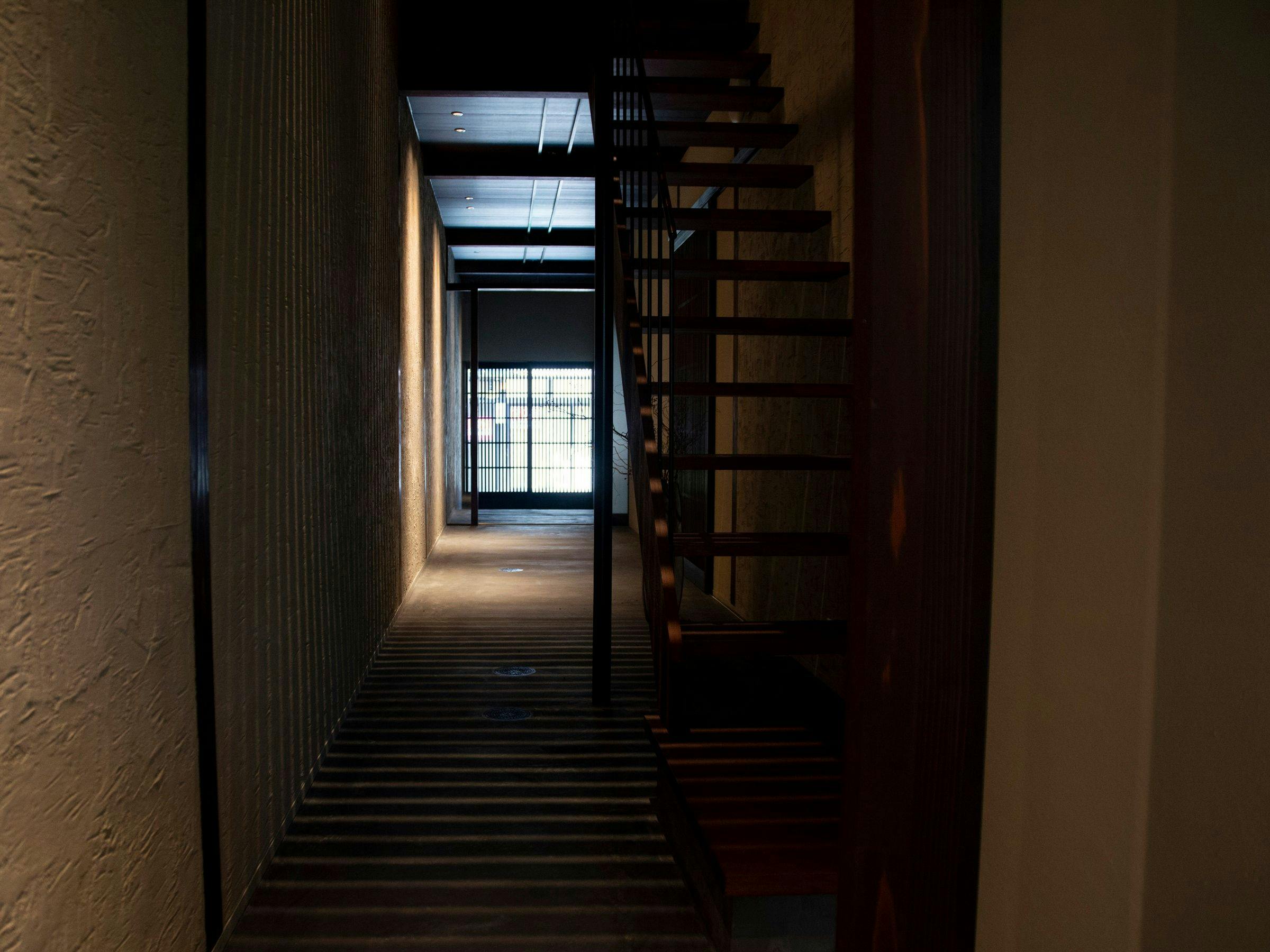 โถงทางเข้าที่ทอดยาวจากลานกลาง