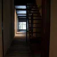 โถงทางเข้าที่ทอดยาวจากลานกลาง