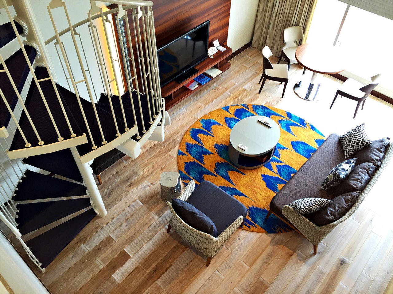 Căn hộ Ocean Suite tầng trên cùng, phòng khách tầng 1