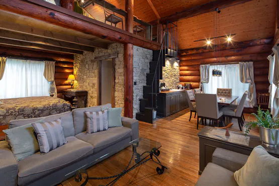 Kotej Log Keseluruhan