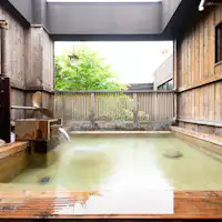 Kolam air panas terbuka "Ni no Yu" dengan cahaya terang masuk