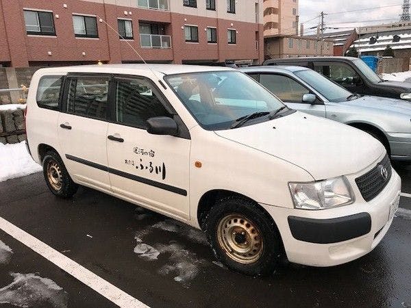 Ini adalah kereta untuk mengambil bagasi.