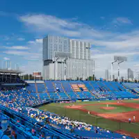 Hotel Nihon Seinenkan terlihat dari Stadion Jingu.