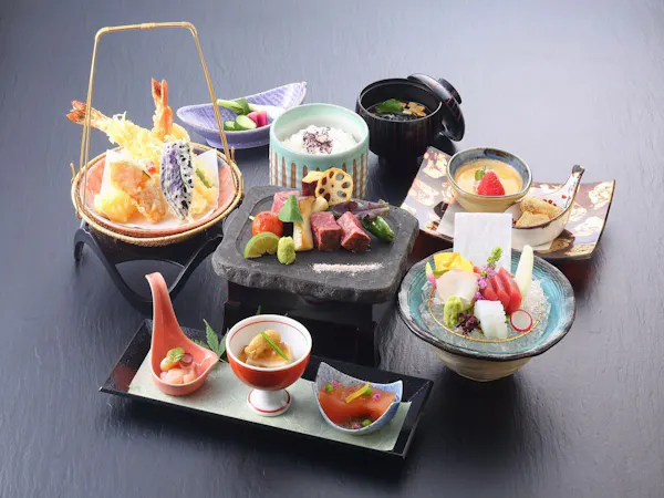 <ライトアップされた空港を一望しながら特別な時間を>最上階での和食ディナー/2食付