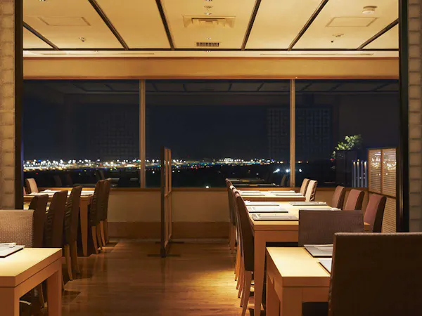 【空港を一望する特等席で】黒毛和牛を贅沢に添えた「肉うどん御膳」付き/2食付