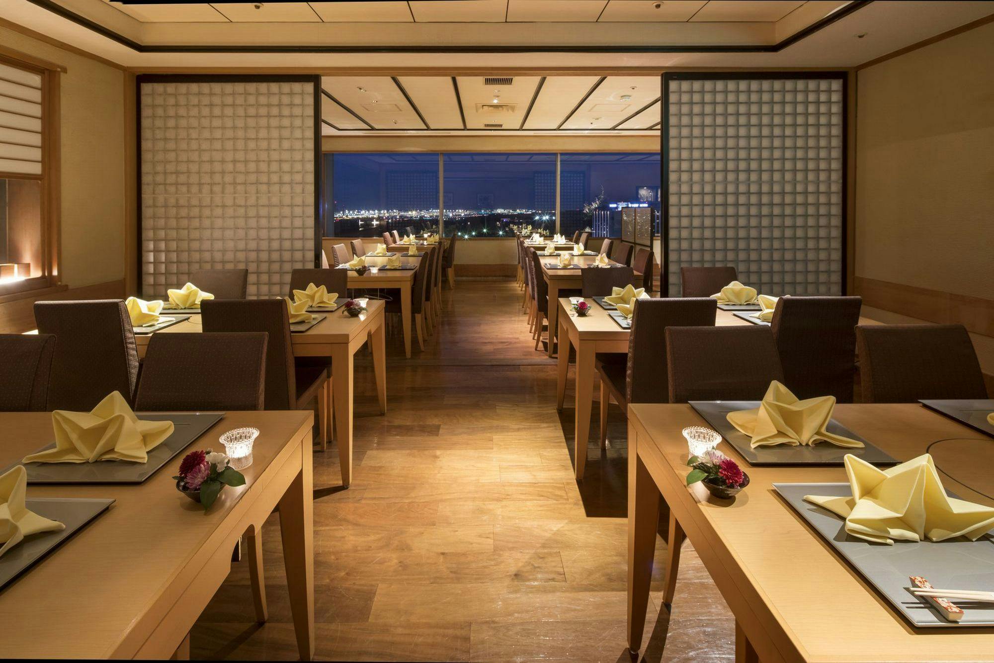 【空港を一望する特等席で】黒毛和牛を贅沢に添えた「肉うどん御膳」付き／夕食付