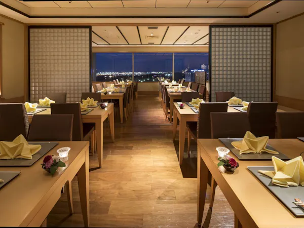 【空港を一望する特等席で】黒毛和牛を贅沢に添えた「肉うどん御膳」付き/夕食付