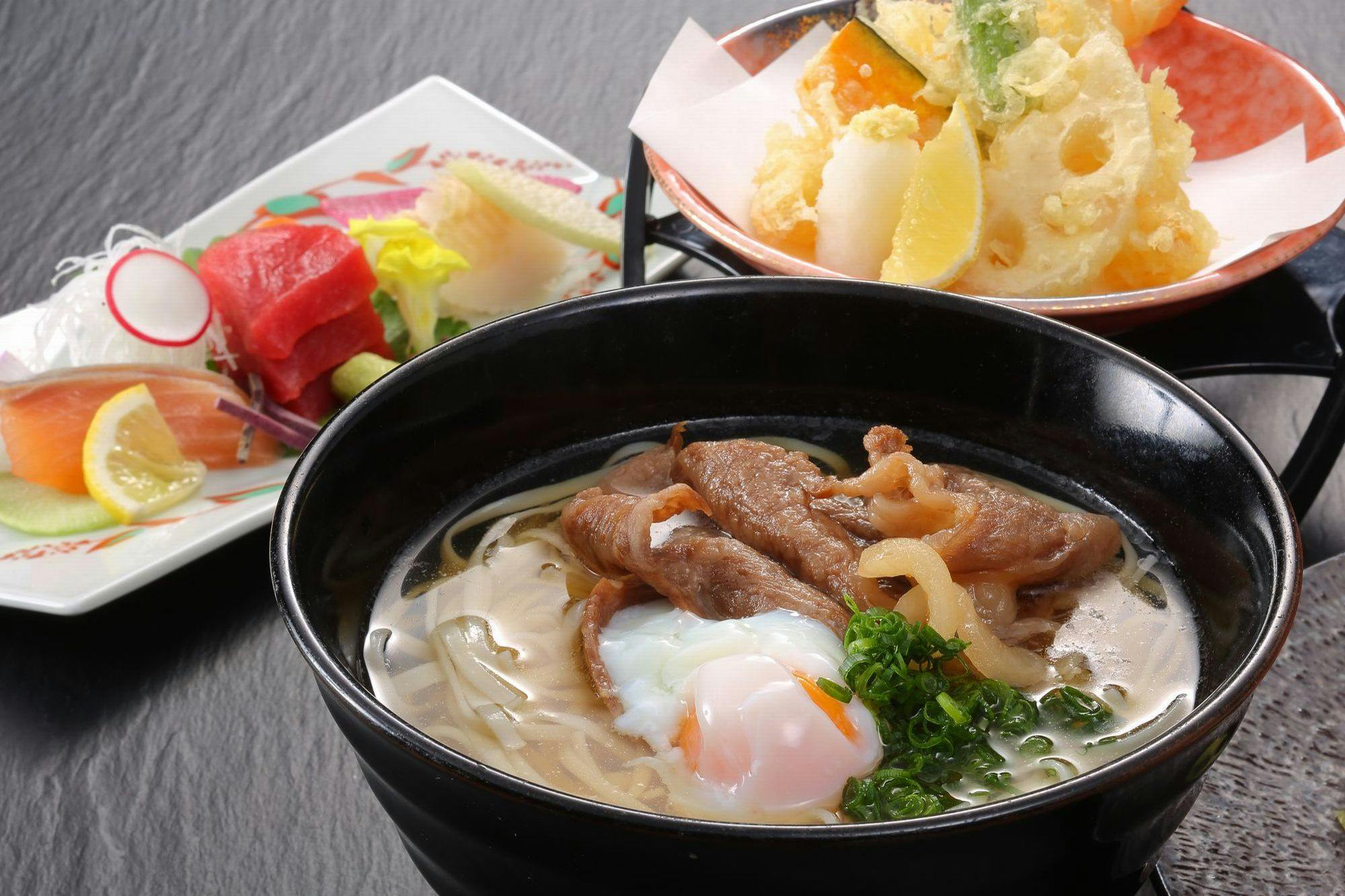 【空港を一望する特等席で】黒毛和牛を贅沢に添えた「肉うどん御膳」付き／夕食付