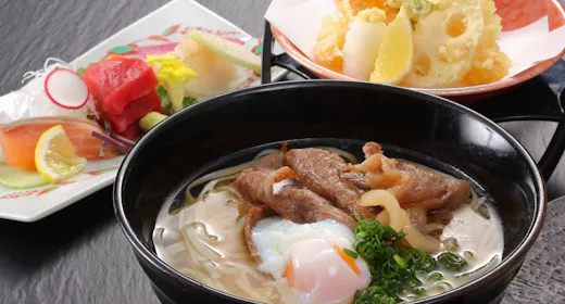 【空港を一望する特等席で】黒毛和牛を贅沢に添えた「肉うどん御膳」付き/夕食付