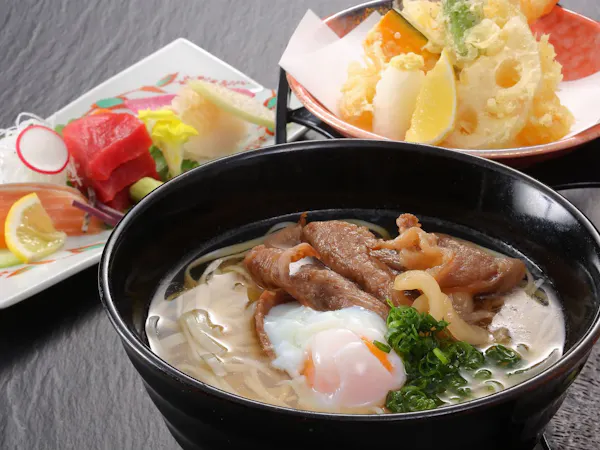 【空港を一望する特等席で】黒毛和牛を贅沢に添えた「肉うどん御膳」付き/夕食付