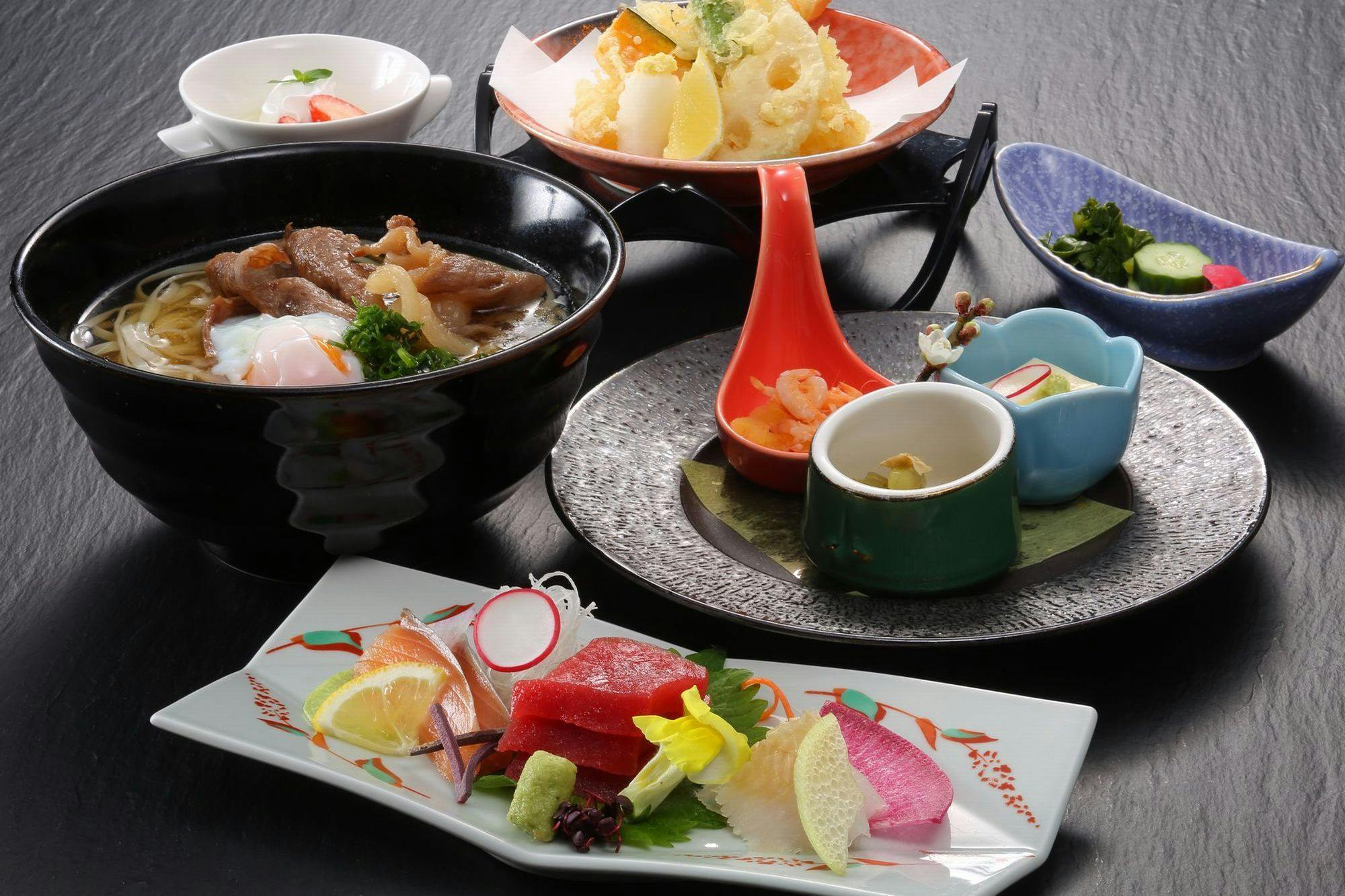 【空港を一望する特等席で】黒毛和牛を贅沢に添えた「肉うどん御膳」付き／2食付