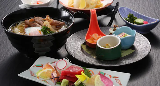 【空港を一望する特等席で】黒毛和牛を贅沢に添えた「肉うどん御膳」付き/2食付