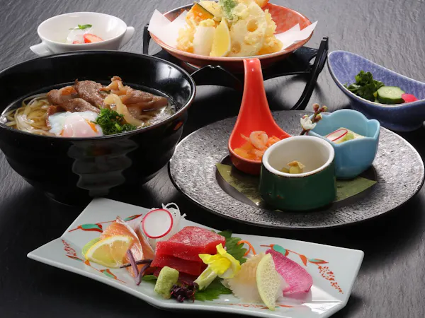 【空港を一望する特等席で】黒毛和牛を贅沢に添えた「肉うどん御膳」付き/2食付