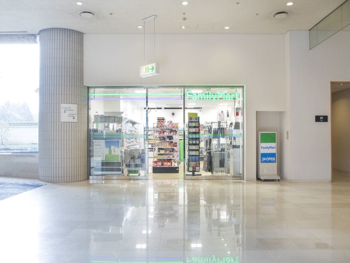 FamilyMart di dalam Kemudahan
Tingkat 1 bangunan utama