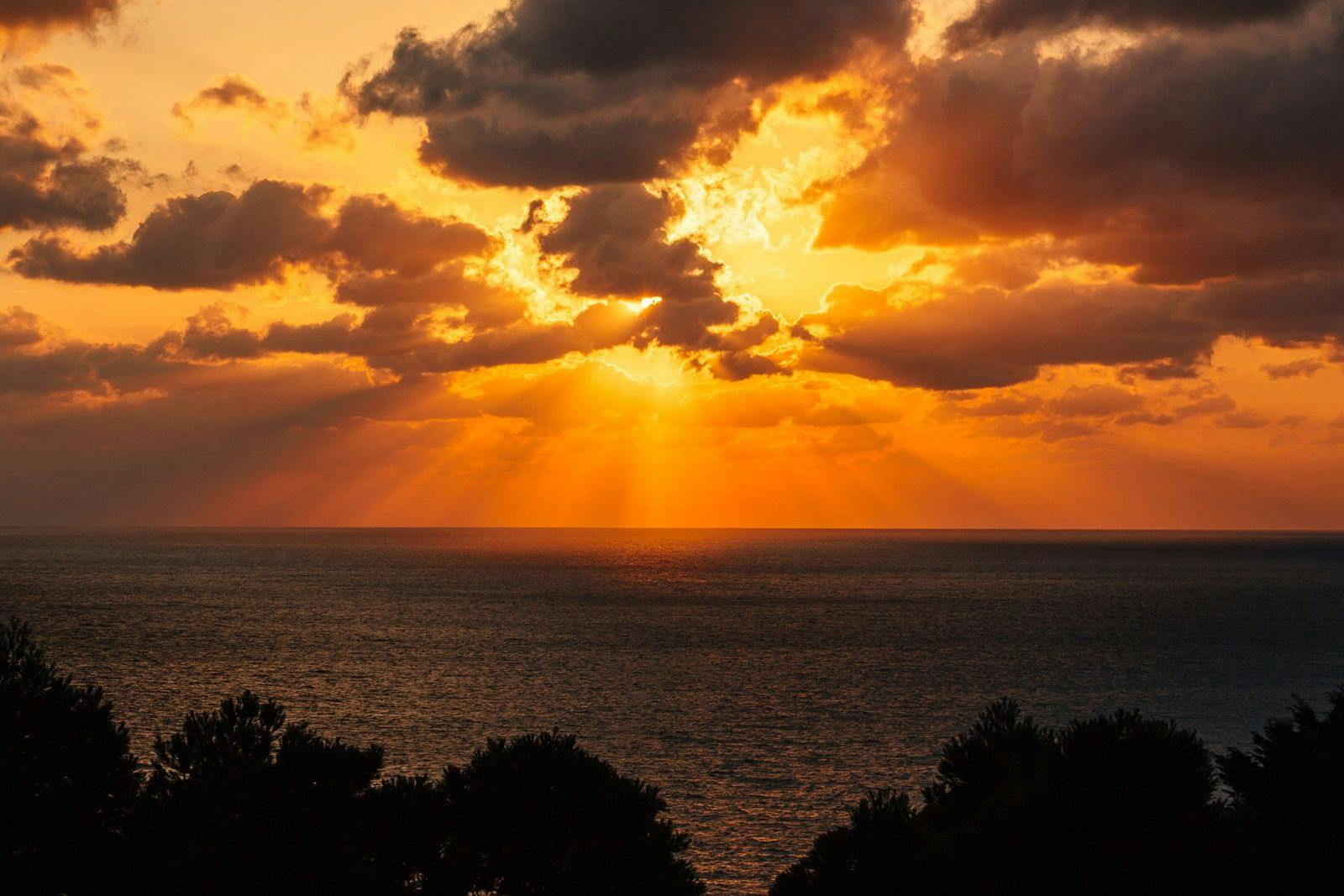 東シナ海に沈むエキゾチックな夕日に会いに