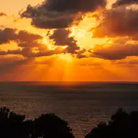 東シナ海に沈むエキゾチックな夕日に会いに