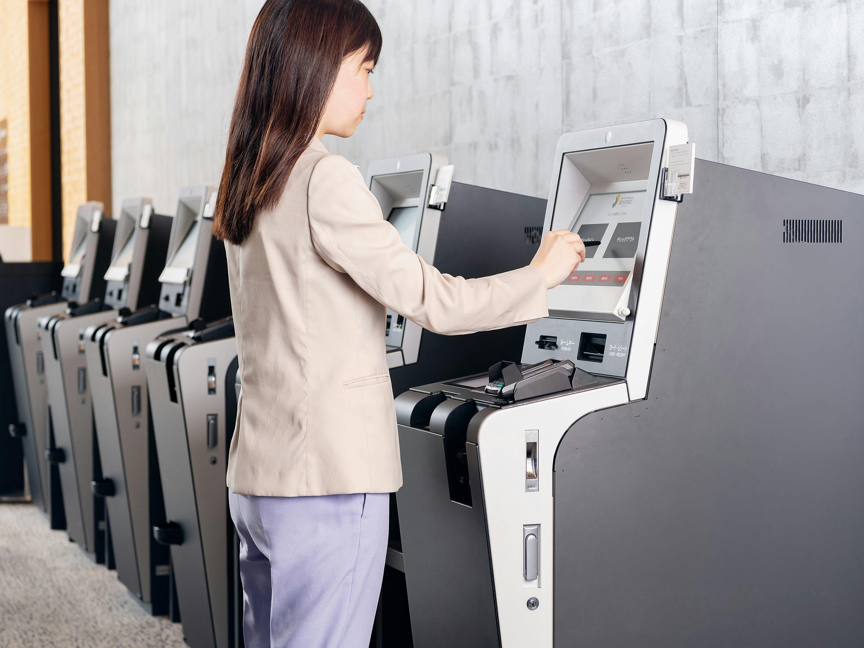 무인 체크인 기기로 원활한 체크인 절차