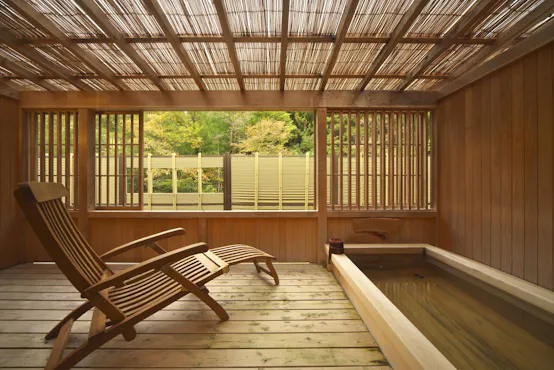 【本館】客室の温泉露天風呂(瀬音の館)