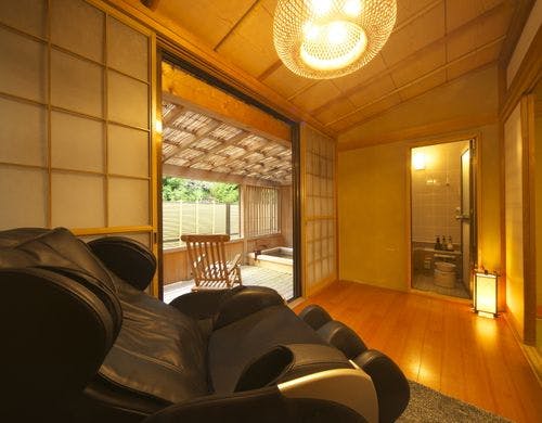 【本館】客室の温泉露天風呂（瀬音の館）