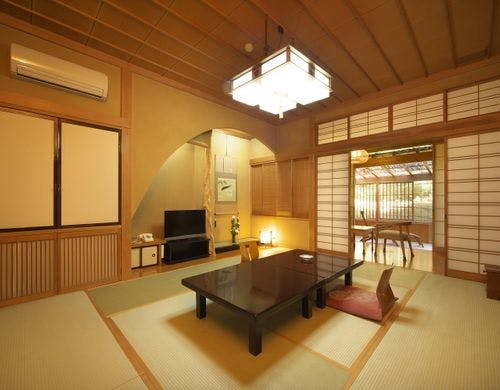 【本館】客室の温泉露天風呂（清流の館）