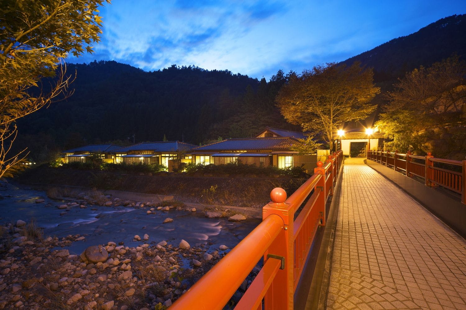 夕暮れの亀橋から見る外観