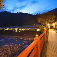 夕暮れの亀橋から見る外観