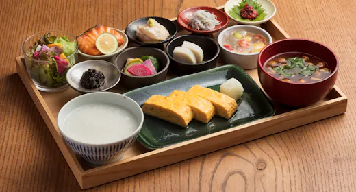 อาหารเช้าประกอบด้วยไข่ม้วนดาชิมากิสูตรร้านโซบะ และกับแกล้มจานเล็ก 7 ชนิดที่ใช้วัตถุดิบจากโชนัน