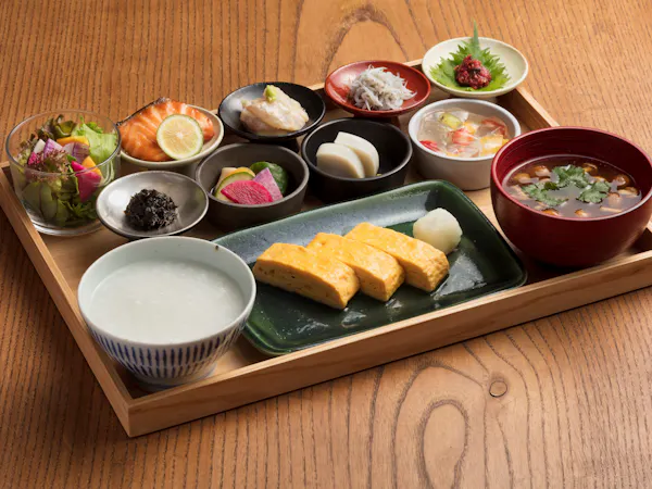 อาหารเช้าประกอบด้วยไข่ม้วนดาชิมากิสูตรร้านโซบะ และกับแกล้มจานเล็ก 7 ชนิดที่ใช้วัตถุดิบจากโชนัน