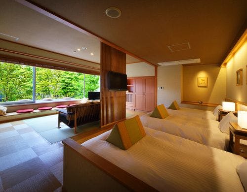 中庭に面するガーデンテラス(月見台）付