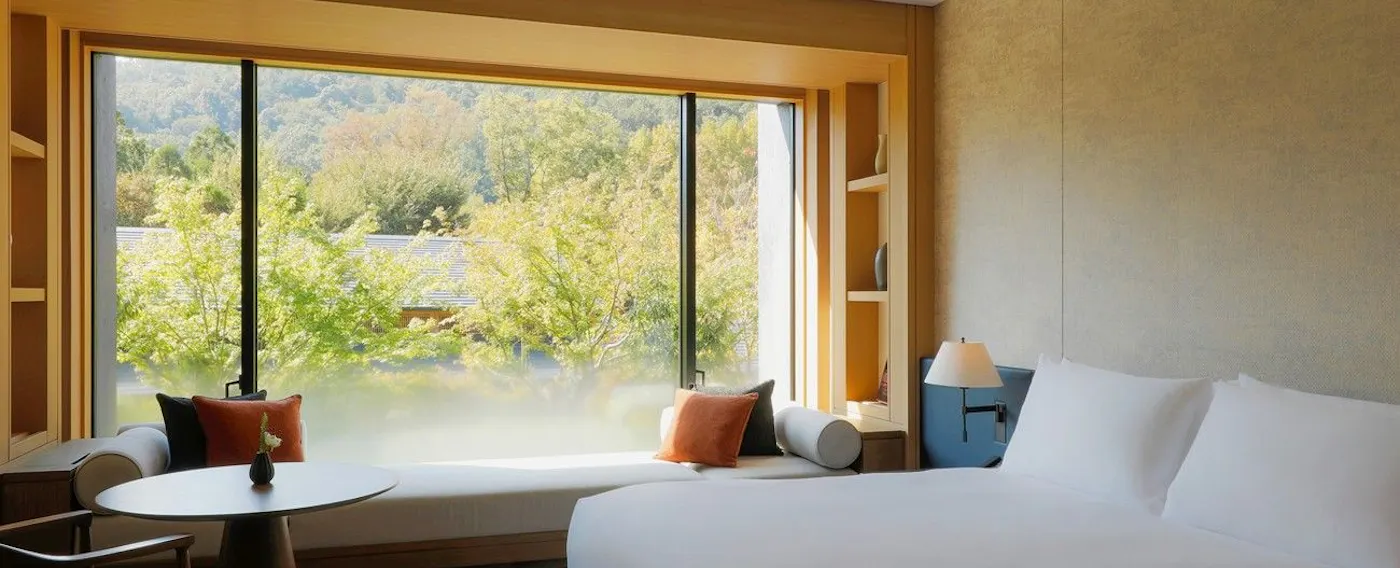 ROKU KYOTO, LXR Hotels & Resorts:森を望む客室