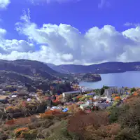 บริเวณรอบทะเลสาบอาชิโนะโกะกำลังอยู่ในช่วงใบไม้เปลี่ยนสีที่สวยงาม