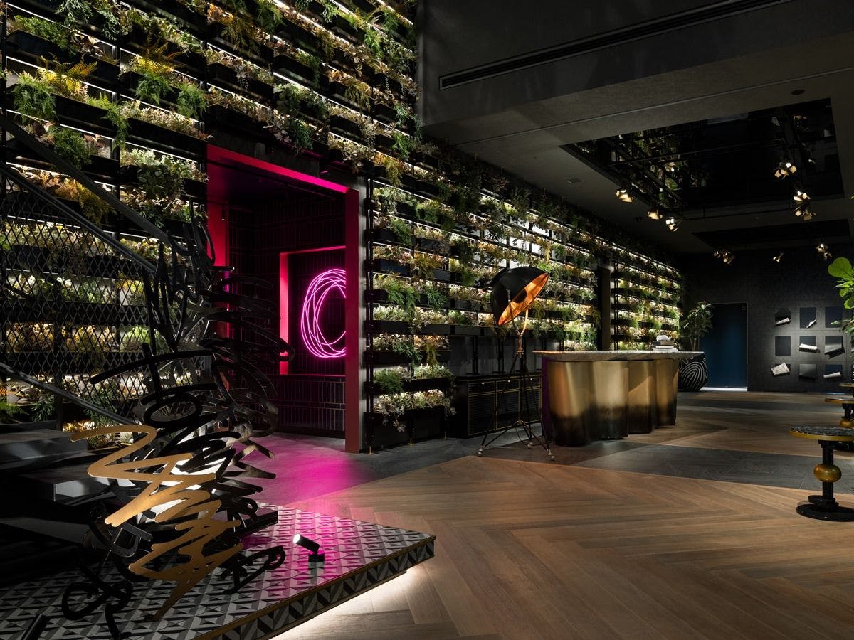 ◆1階ロビー｜大阪地名で構成したオブジェ