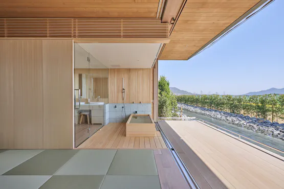 A hinoki wooden bath that can be converted into a semi-open-air bath.