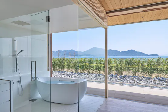Bathroom equipped with a white bathtub