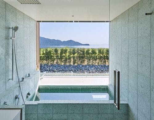 半露天風呂にかわるバスルーム