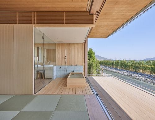 半露天風呂にもなる檜のお風呂